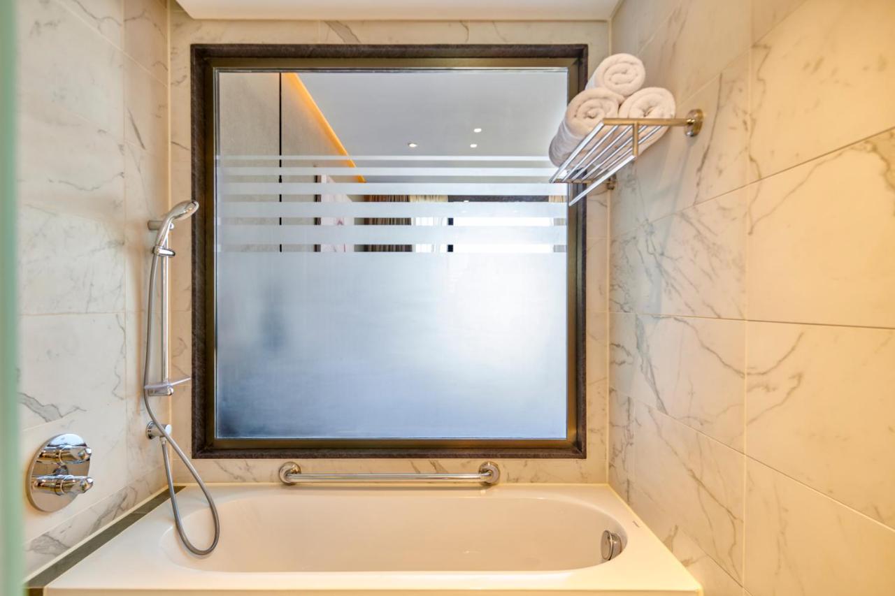 Crowne Plaza - West Cairo Arkan By Ihg 6th of October City Экстерьер фото A shower over a bathtub
