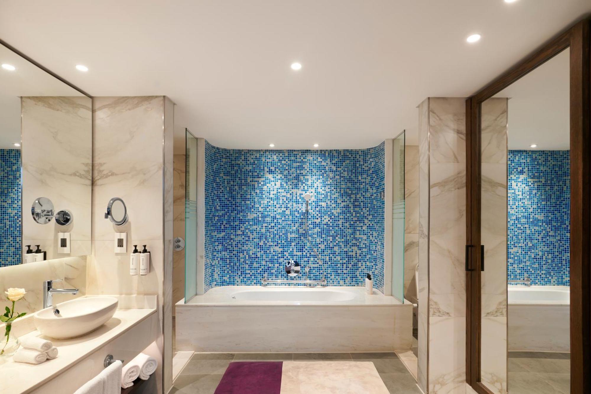 Crowne Plaza - West Cairo Arkan By Ihg 6th of October City Экстерьер фото Bathroom